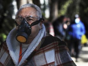 Lansia Rela Antre Panjang untuk Vaksinasi Corona di Meksiko