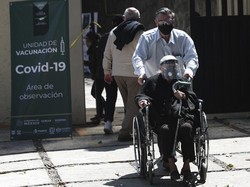 Nggak Jadi Bye-Bye COVID-19, Kota di Negara Ini Kembali Wajibkan Masker!