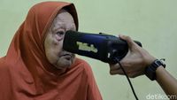 Lansia-Difable Disambangi Petugas untuk Perekaman e-KTP