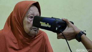 Lansia-Difable Disambangi Petugas untuk Perekaman e-KTP