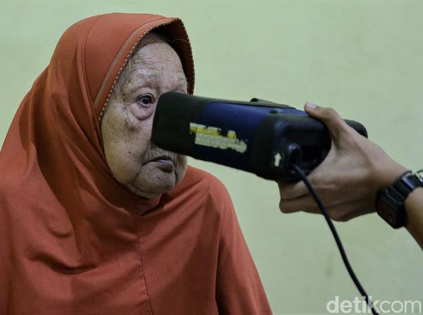 Lansia-Difable Disambangi Petugas untuk Perekaman e-KTP