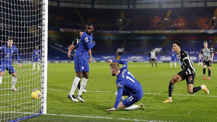 LONDON, ENGLAND - FEBRUARY 15: Timo Werner of Chelsea scores their teams second goal during the Premier League match between Chelsea and Newcastle United at Stamford Bridge on February 15, 2021 in London, England. Sporting stadiums around the UK remain under strict restrictions due to the Coronavirus Pandemic as Government social distancing laws prohibit fans inside venues resulting in games being played behind closed doors. (Photo by Adrian Dennis - Pool/Getty Images)