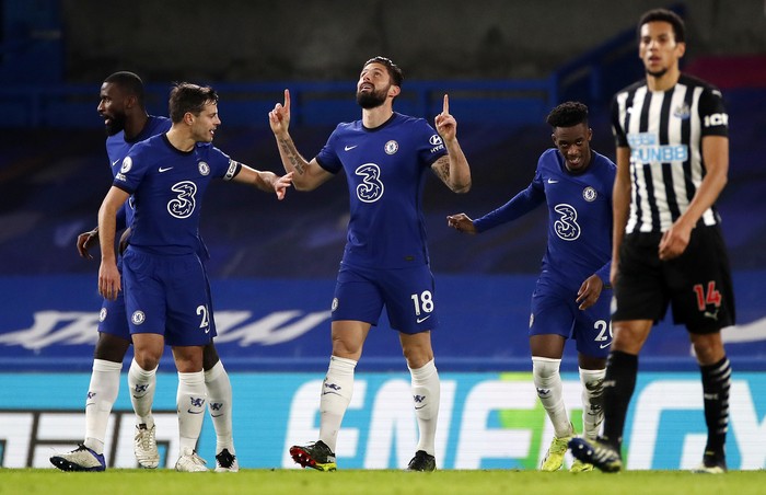LONDON, ENGLAND - FEBRUARY 15: Olivier Giroud of Chelsea celebrates after scoring his sides first goal with Cesar Azpilicueta of Chelsea (L) during the Premier League match between Chelsea and Newcastle United at Stamford Bridge on February 15, 2021 in London, England. Sporting stadiums around the UK remain under strict restrictions due to the Coronavirus Pandemic as Government social distancing laws prohibit fans inside venues resulting in games being played behind closed doors. (Photo by Paul Childs - Pool/Getty Images)
