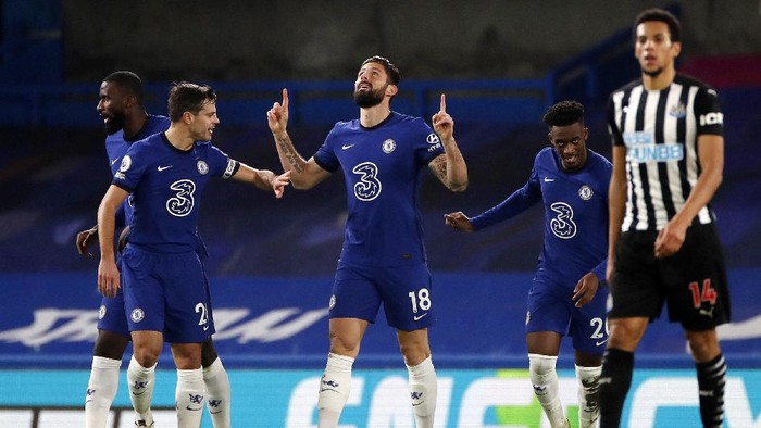 LONDON, ENGLAND - FEBRUARY 15: Olivier Giroud of Chelsea celebrates after scoring his sides first goal with Cesar Azpilicueta of Chelsea (L) during the Premier League match between Chelsea and Newcastle United at Stamford Bridge on February 15, 2021 in London, England. Sporting stadiums around the UK remain under strict restrictions due to the Coronavirus Pandemic as Government social distancing laws prohibit fans inside venues resulting in games being played behind closed doors. (Photo by Paul Childs - Pool/Getty Images)