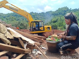 Ikhtiar Mbah Gimbal Bantu Pencarian Korban Longsor Nganjuk Ikhtiar Mbah Gimbal Bantu Pencarian Korban Longsor Nganjuk