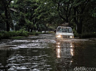 Menerobos Genangan Dekat Gerbang Tol Ancol