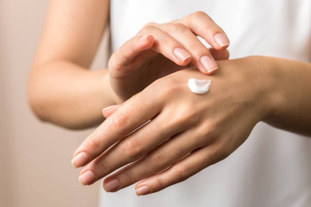 Menggunakan hand cream dapat mengembalikan kelembaban pada kuku dan kutikula / foto: istockphoto.com