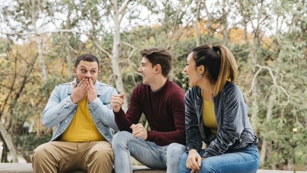 Kalau kamu mau jadi orang yang open minded, pastikan kamu bisa menjadi pendengar yang baik.