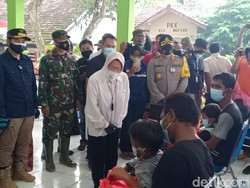 Kunjungi Korban Longsor Nganjuk, Risma Berikan Santunan 9 Ahli Waris