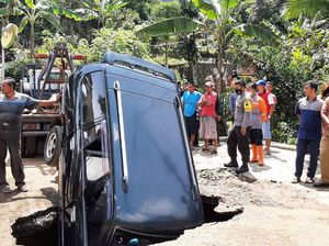 Ngeri! Mobil Ini Terperosok Saat Jalan Tiba-tiba Ambles di Wonosobo
