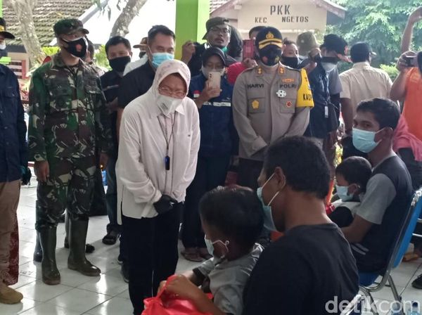 Momen Mensos Risma Kunjungi Korban Longsor Nganjuk