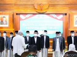 Lantik Pengurus Jatim, Ketum MUI: Ini Kesempatan Menunjukkan Jati Diri Ulama