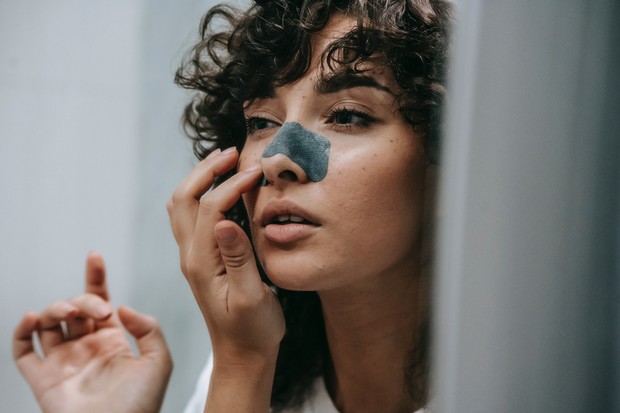 disarankan untuk menggunakan pore strip pada malam hari sebelum acara besar.