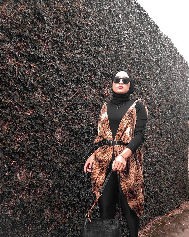 Outer unik dengan sabuk hitam/instagram.com/selviamery_se16/ Outer unik dengan sabuk hitam