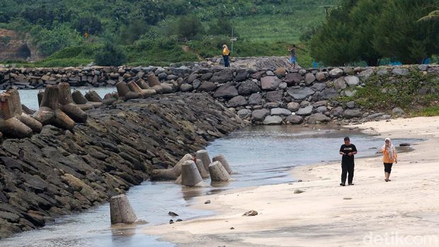 Salah satu objek wisata di Blitar, Jawa Timur, adalah Pantai Tambakrejo. Di sana warga akan menikmati pesona pasir putih dan debur ombak laut selatan.