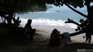 Pasir Putih dan Debur Ombak di Pantai Tambakrejo
