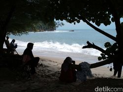 Pasir Putih dan Debur Ombak di Pantai Tambakrejo