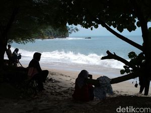 Pasir Putih dan Debur Ombak di Pantai Tambakrejo Pasir Putih dan Debur Ombak di Pantai Tambakrejo