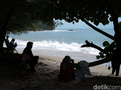 Pasir Putih dan Debur Ombak di Pantai Tambakrejo