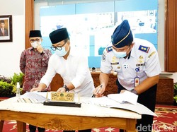 Pemkab Banyuwangi Serahkan Hibah Tanah ke Kampus Akademi Penerbangan Indonesia