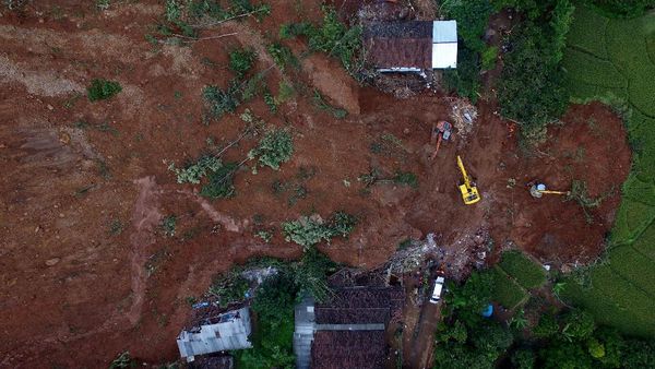 Pencarian Korban Longsor Nganjuk Dilihat dari Udara