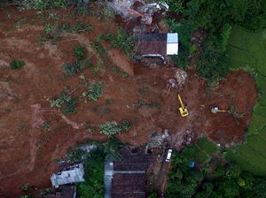 Pencarian Korban Longsor Nganjuk Dilihat dari Udara