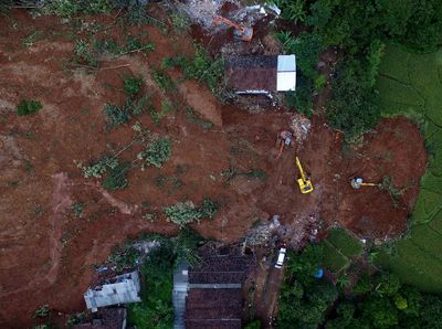 Pencarian Korban Longsor Nganjuk Dilihat dari Udara