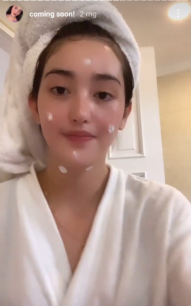 Ranty Maria mengaplikasikan sunblock/instagram.com/rantymaria
