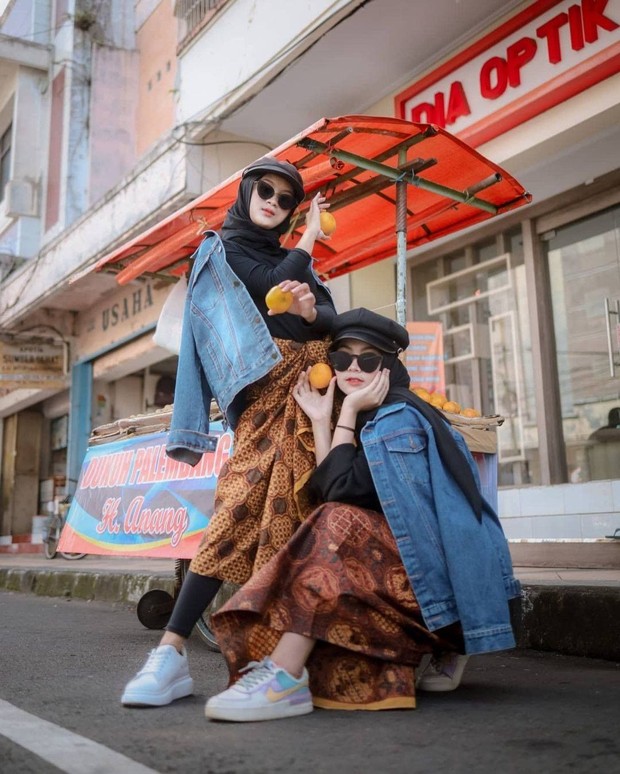 Rok dan jaket denim/instagram.com/dailyhijabootd Rok dan jaket denim