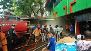 Saat Petugas Padamkan Kebakaran di Pasar Kliwon Kudus