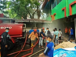 Saat Petugas Padamkan Kebakaran di Pasar Kliwon Kudus