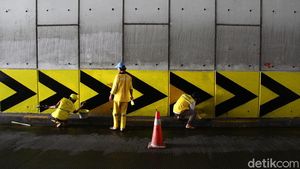 Aksi Petugas Percantik Underpass Trunojoyo Jaksel