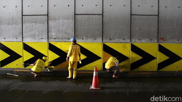 Aksi Petugas Percantik Underpass Trunojoyo Jaksel