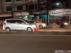 Kantong Sampah Masih Saja Terlihat di Jalan Dekat Flyover Ciputat