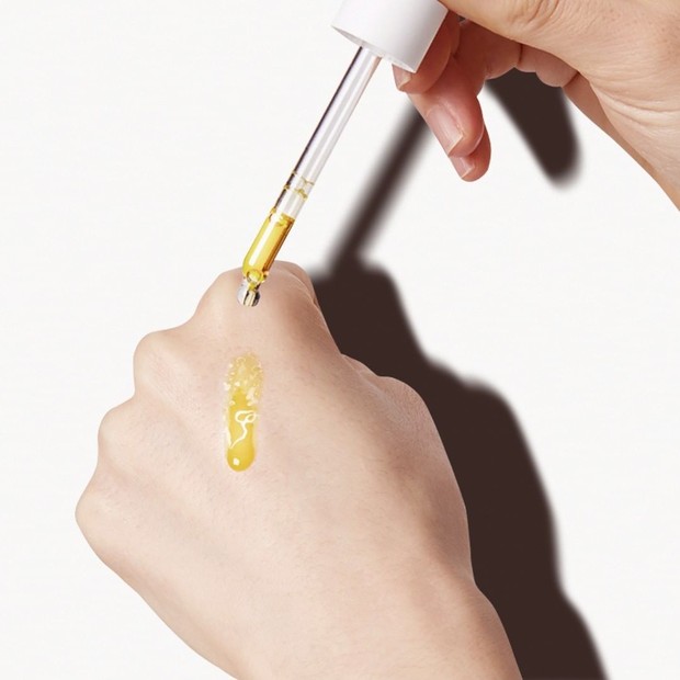 Dengan seiring bertambahnya usia, kamu akan mulai kehilangan elastisitas dan kolagen di kulit sehingga menyebabkan tampilan wajah terlihat kendur.