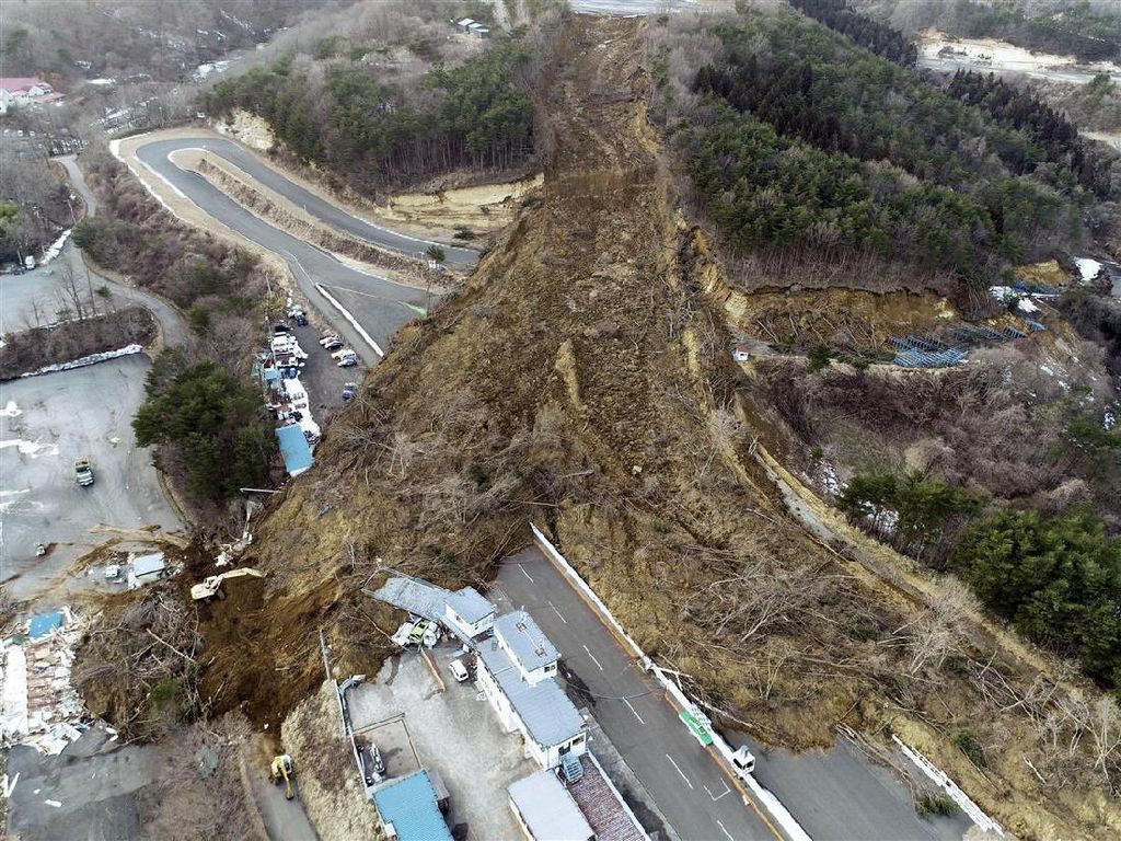 Sirkuit Ikonik di Jepang Terkubur Setelah Gempa M 7,1 Sirkuit Ikonik di Jepang Terkubur Setelah Gempa M 7,1