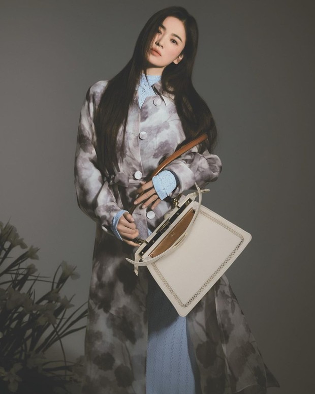 aktris cantik Song Hye Kyo yang terpilih sebagai brand ambassador untuk rumah mode mewah asal Italia, Fendi.