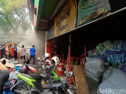 Pasar Kliwon Kudus Kebakaran, Kepulan Asap Membubung