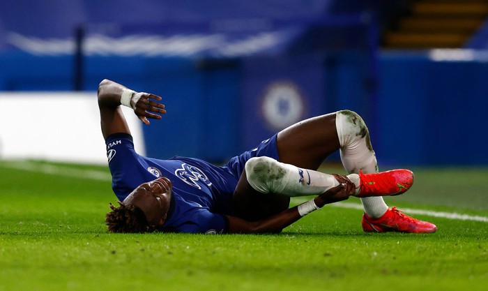 LONDON, ENGLAND - FEBRUARY 15: Tammy Abraham of Chelsea reacts after a collision leading to him going off injured during the Premier League match between Chelsea and Newcastle United at Stamford Bridge on February 15, 2021 in London, England. Sporting stadiums around the UK remain under strict restrictions due to the Coronavirus Pandemic as Government social distancing laws prohibit fans inside venues resulting in games being played behind closed doors. (Photo by Adrian Dennis - Pool/Getty Images)