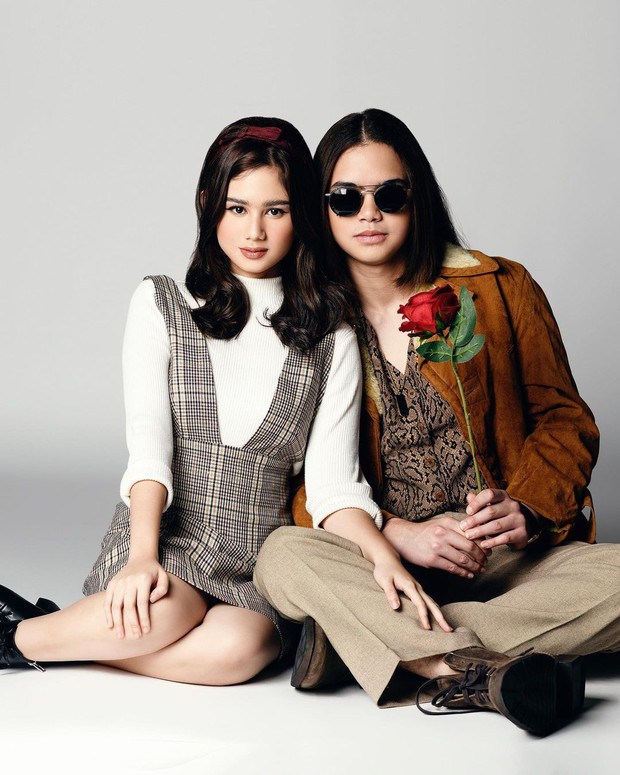 Tissa Biani dan Dul Jaelani berpose bak musisi John Lennon dan Yoko Ono.