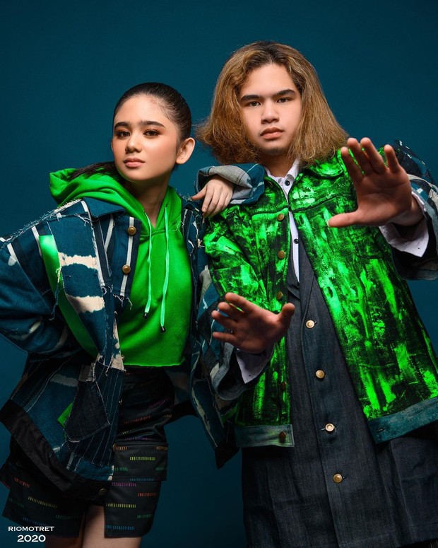 Tissa Biani dan Dul Jaelani dengan setelan denim jacket rancangan AMOTYAMSURIMUDA untuk koleksi Contemporary Menswear Label ‘Annual Collection 2020’.