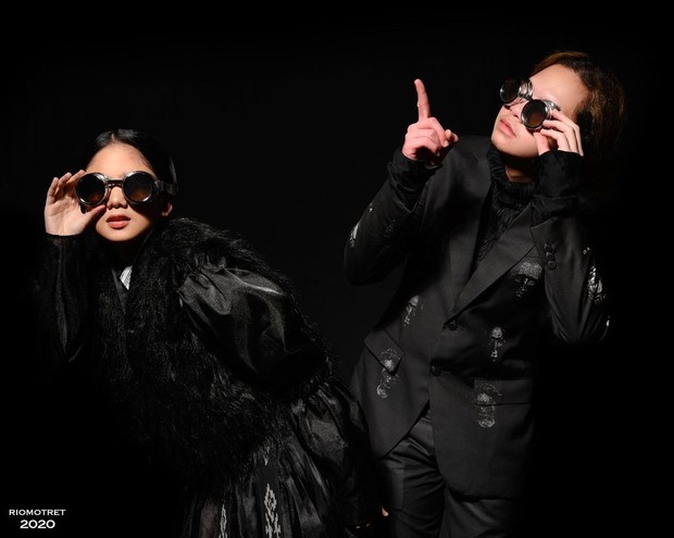 Tissa Biani dan Dul Jaelani memakai Sammy Series dari Deja Vu Collection.