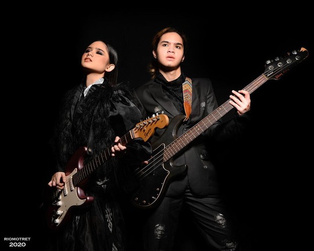 Tissa Biani dan Dul Jaelani memakai setelan rancangan Sammy Series dari Deja Vu Collection.