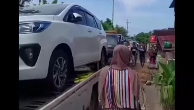 Warga satu desa di Tuban memborong 176 mobil baru. Kini videonya tengah viral di media sosial.