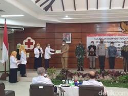 Inisiator Donor Plasma Konvalesen, Wali Kota Whisnu Raih Penghargaan PMI