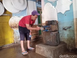 Warga Mulai Bersih-bersih Lumpur Sisa Banjir Nganjuk