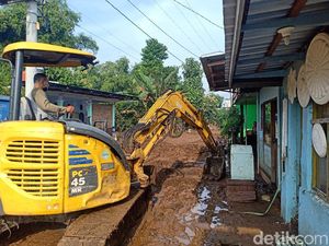 Banjir di Nganjuk Surut, Warga Bersih-bersih Sisa Lumpur