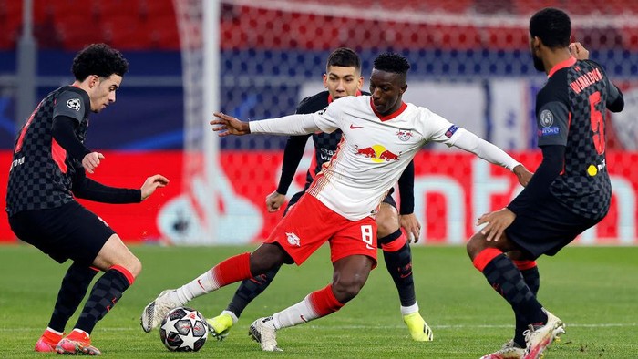 BUDAPEST, HUNGARY - FEBRUARY 16: Amadou Haidara of RB Leipzig is challenged by Curtis Jones, Roberto Firmino and Georginio Wijnaldum of Liverpool during the UEFA Champions League Round of 16 match between RB Leipzig and Liverpool FC at Puskas Arena on February 16, 2021 in Budapest, Hungary. Liverpool face RB Leipzig at a neutral venue in Budapest behind closed doors after Germany imposed a ban on travellers arriving from the UK in an effort to prevent the spread of Covid-19 variants. (Photo by Laszlo Szirtesi/Getty Images)
