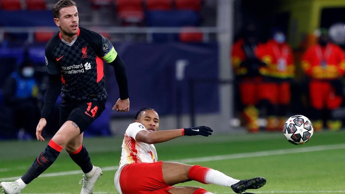 BUDAPEST, HUNGARY - FEBRUARY 16: Christopher Nkunku of RB Leipzig is challenged by Jordan Henderson of Liverpool during the UEFA Champions League Round of 16 match between RB Leipzig and Liverpool FC at Puskas Arena on February 16, 2021 in Budapest, Hungary. Liverpool face RB Leipzig at a neutral venue in Budapest behind closed doors after Germany imposed a ban on travellers arriving from the UK in an effort to prevent the spread of Covid-19 variants. (Photo by Laszlo Szirtesi/Getty Images)
