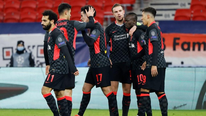 BUDAPEST, HUNGARY - FEBRUARY 16: Sadio Mane of Liverpool celebrates with team mates Jordan Henderson and Roberto Firmino after scoring their sides second goal during the UEFA Champions League Round of 16 match between RB Leipzig and Liverpool FC at Puskas Arena on February 16, 2021 in Budapest, Hungary. Liverpool face RB Leipzig at a neutral venue in Budapest behind closed doors after Germany imposed a ban on travellers arriving from the UK in an effort to prevent the spread of Covid-19 variants. (Photo by Laszlo Szirtesi/Getty Images)